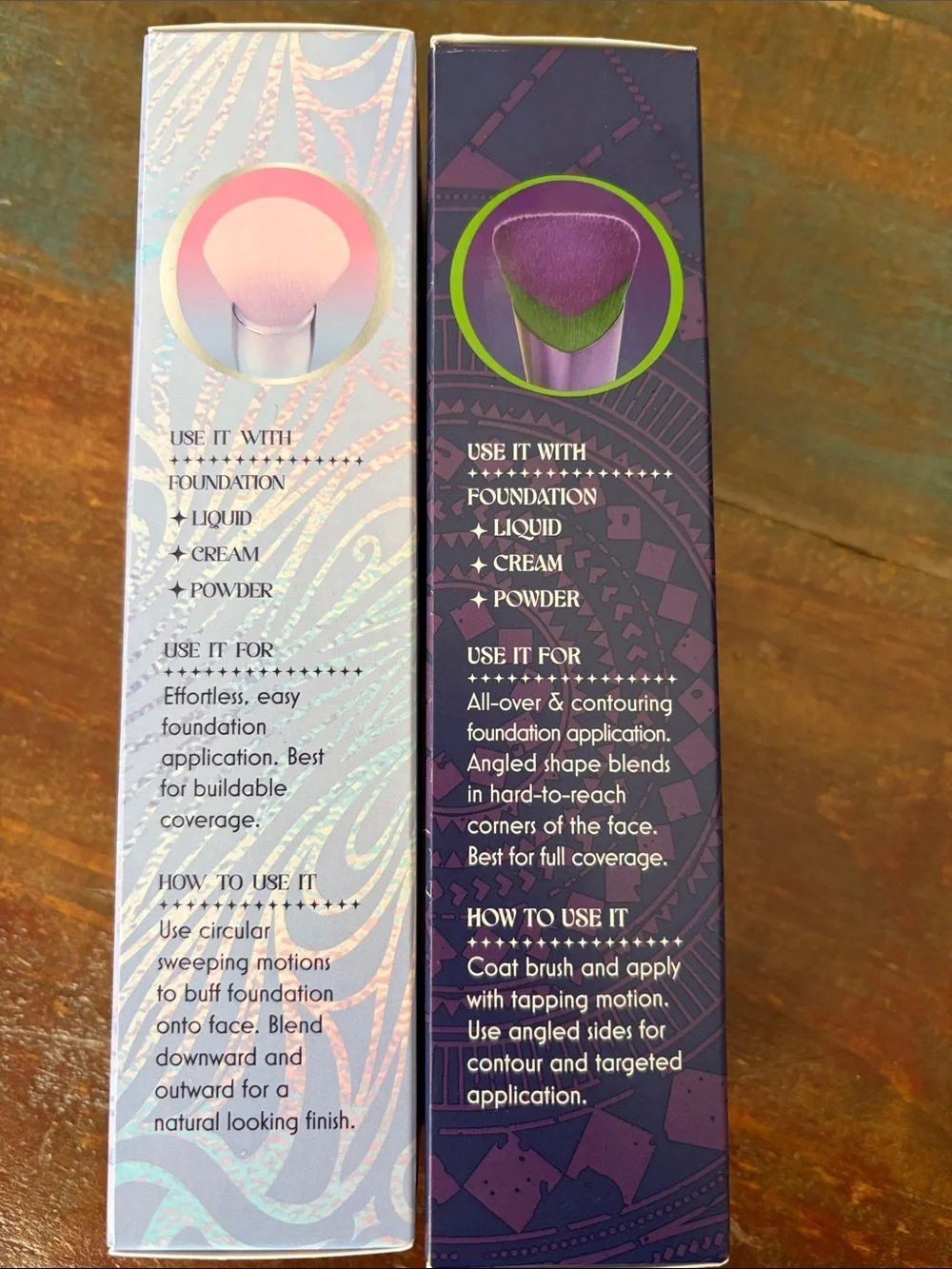 it cosmetics Wicked Limited Edition Dual-Color Foundation Brushes - Green & Pink